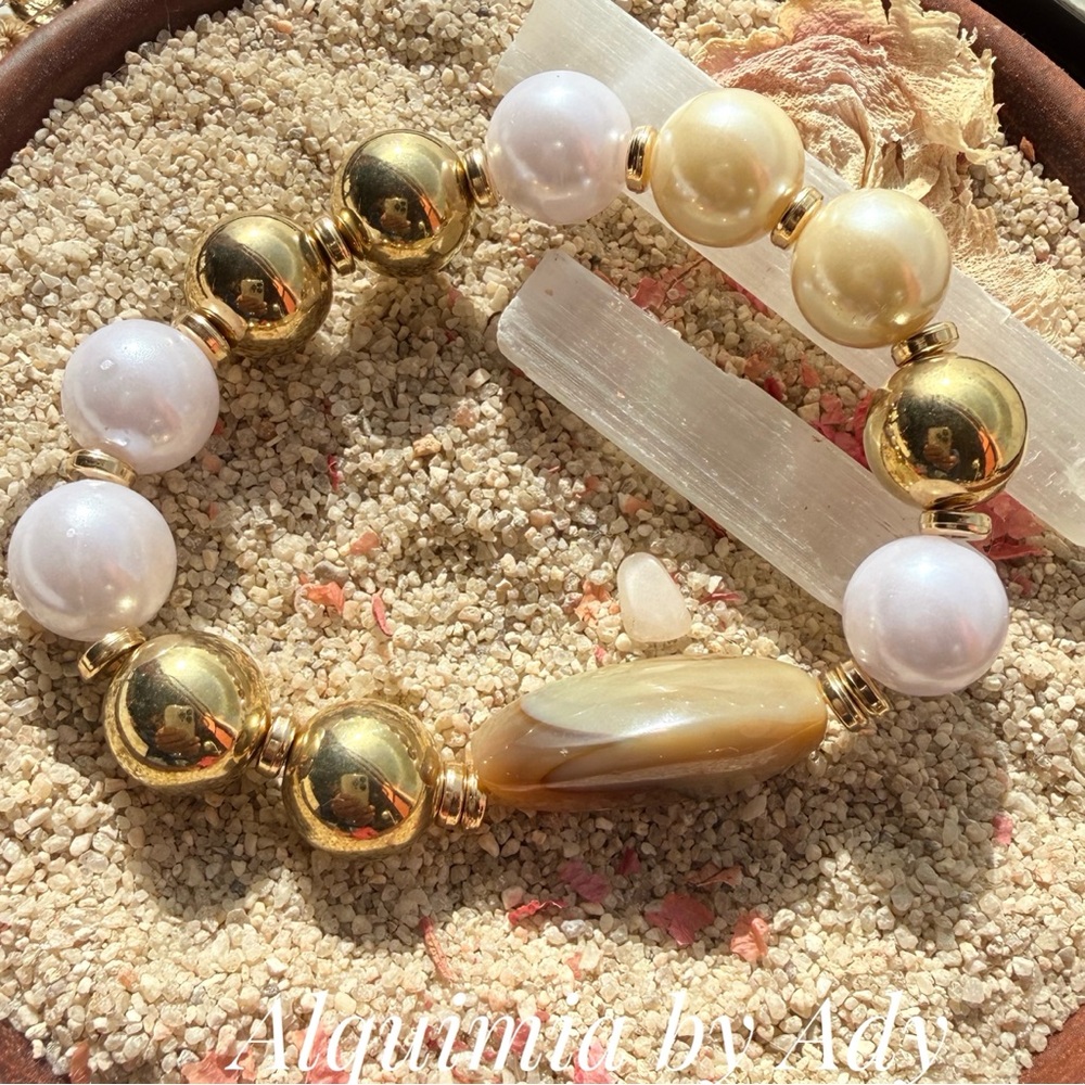 Oversized Gold and Cream big agate Pearl Bracelet